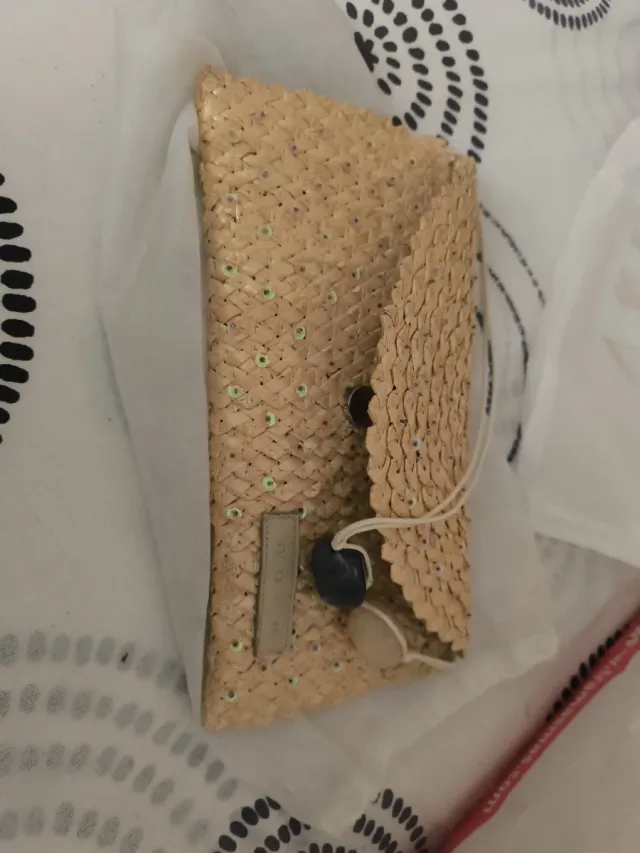 Bolso de paja con abalorios y lentejuelas