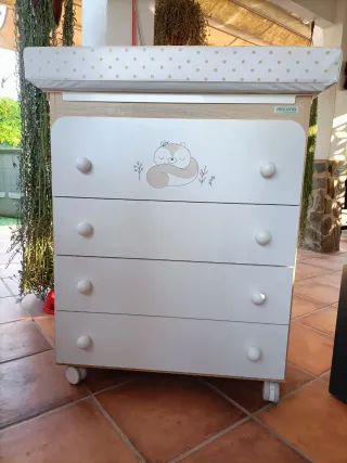 Cuna y cómoda habitación bebé