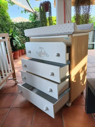 Cuna y cómoda habitación bebé