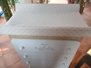 Cuna y cómoda habitación bebé