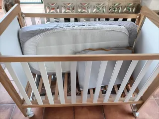 Cuna y cómoda habitación bebé