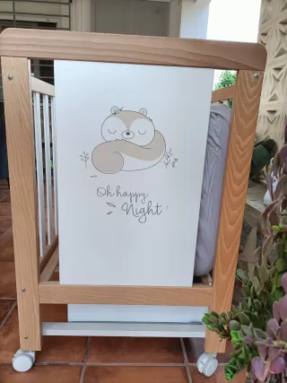 Cuna y cómoda habitación bebé