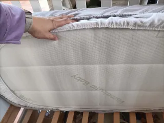 Cuna y cómoda habitación bebé