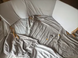 Cuna y cómoda habitación bebé