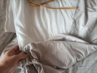 Cuna y cómoda habitación bebé