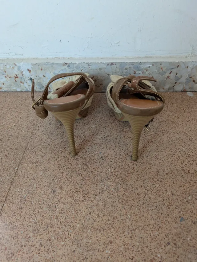 Sandalias de tacón beige y marrón