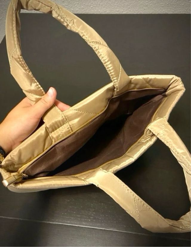 Bolso dorado acolchado