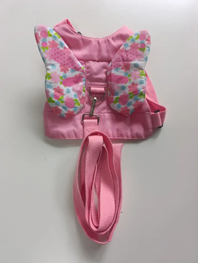 Arnés infantil con alas de mariposa