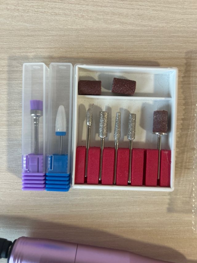 Torno para manicura y accesorios