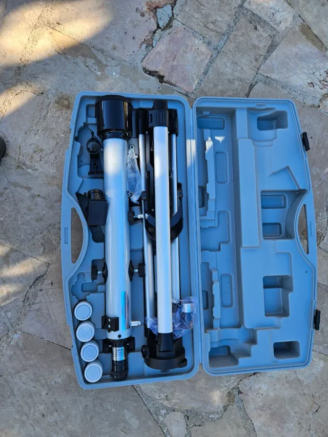 Telescopio con trípode y accesorios