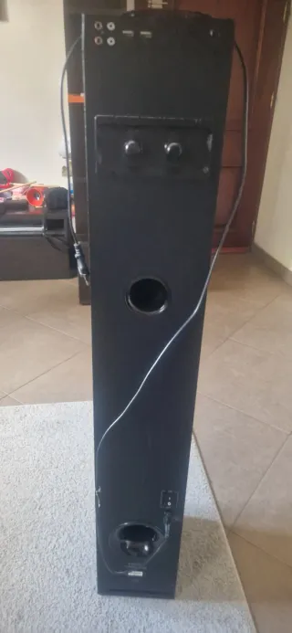 Torre de sonido negra