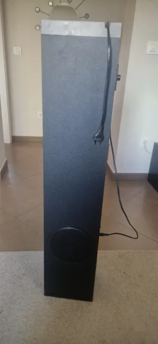 Torre de sonido negra