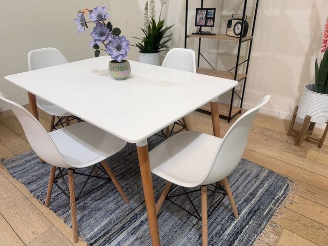 Mesa con 4 sillas nuevas de fábrica