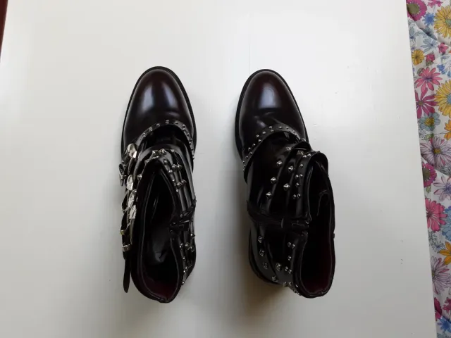 Botines hebillas y tachas granate