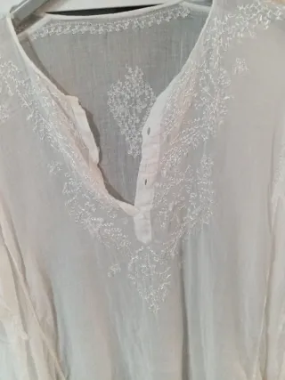 Blusa de algodón/lino de color  blanca bordada