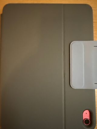 iPad 2024 Rojo + Funda Teclado Logitech