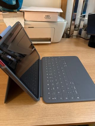 iPad 2024 Rojo + Funda Teclado Logitech