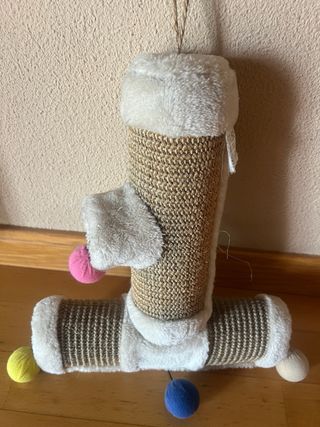 Rascador para gato con pelotas