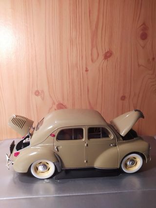 Coche Solido Renault 4CV Berline 1/18