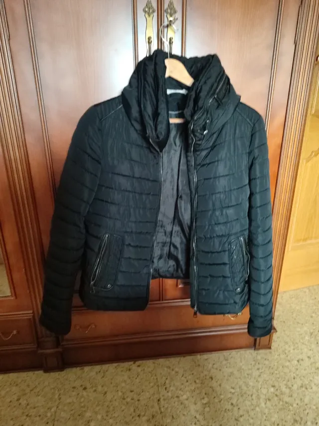 Cazadora negra acolchada