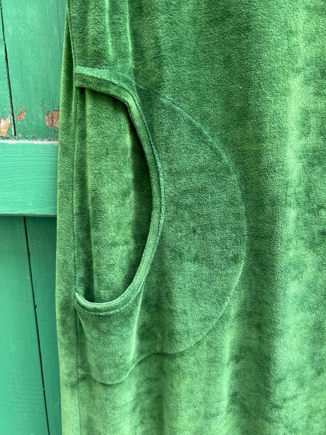 Vestido verde con cuello y bajo de pelo