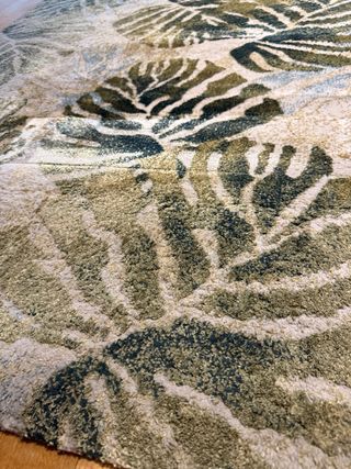 Alfombra hojas beige y verde