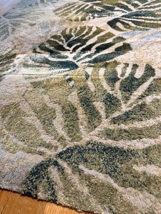 Alfombra hojas beige y verde