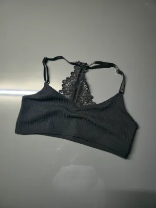 Top lencero negro con encaje