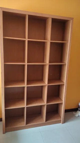 Estantería de madera