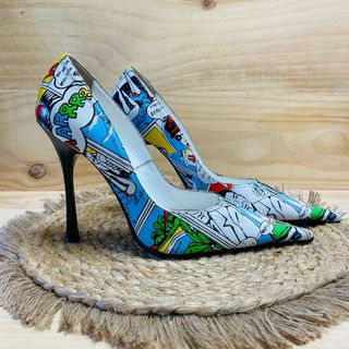 Zapatos tacón aguja estampado cómic
