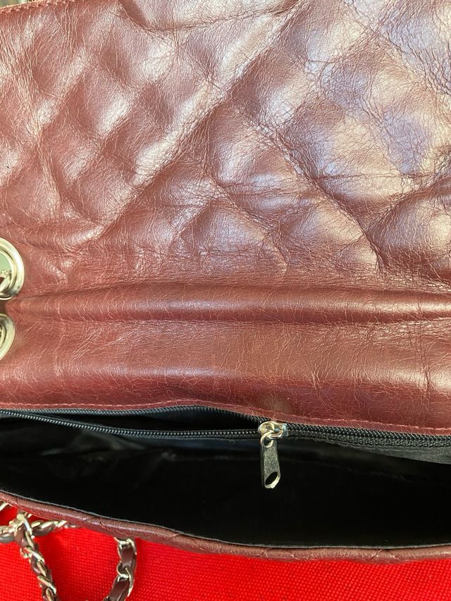 Bolso pequeño granate acolchado, imitación piel.