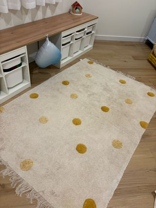 alfombra lunares mostaza Beliani