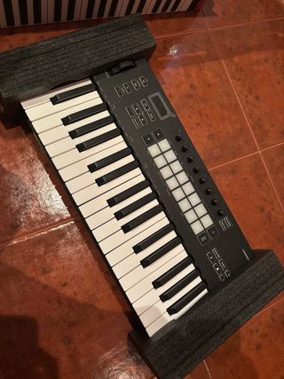 Controlador MIDI Novation Launchkey 37