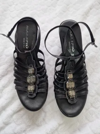 Sandalias negras con adornos