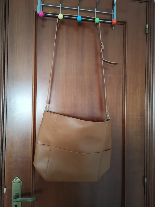 Bolso marrón de piel sintética