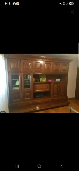 Armario de madera con puertas de cristal