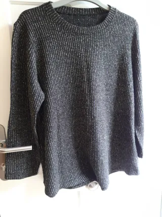 Jersey negro con hilos dorados