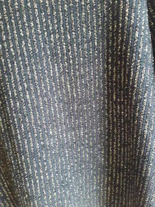 Jersey negro con hilos dorados