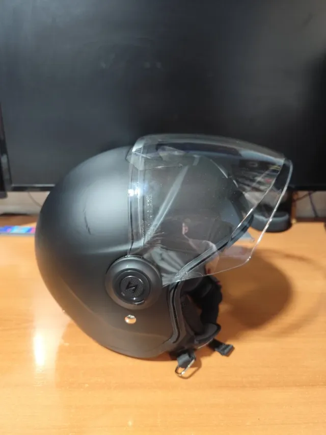Casco de moto negro