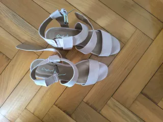 Sandalia rosa (sin usar) 10€ Sandalia dorada 10€