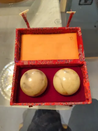 Caja con 2 bolas de masaje de mármol