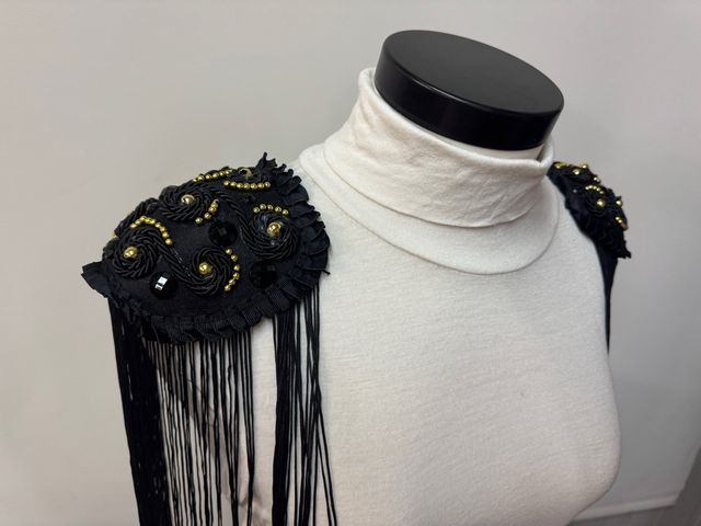 Hombreras pedrería negras y doradas