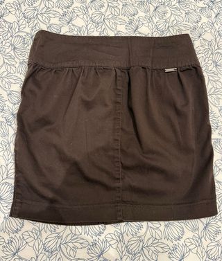 Falda mini marrón con botones