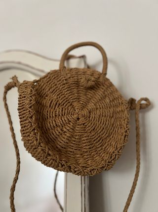 Bolso redondo de rafia