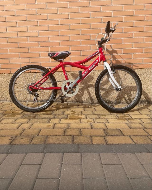 Bicicleta infantil roja 20”