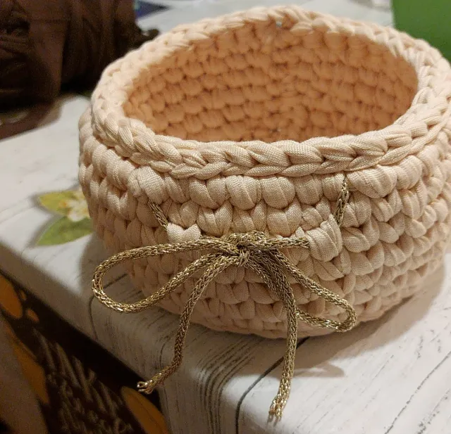 Cestino beige con fiocco dorato