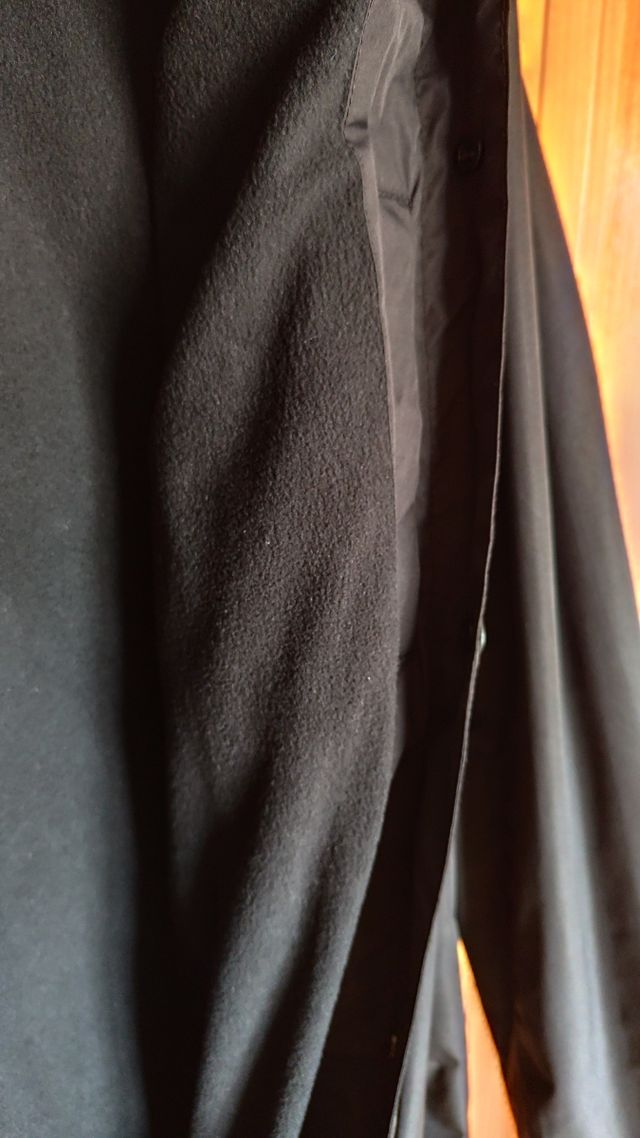 Chubasquero negro tipo cazadora