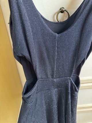 Abito nero scintillante con apertura laterale