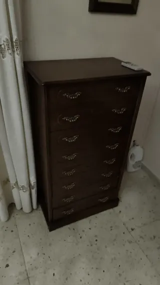 Cómoda de madera estilo clásico