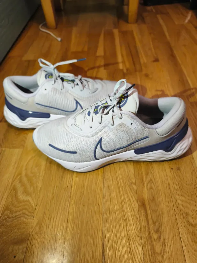 Zapatillas Nike grises y azules